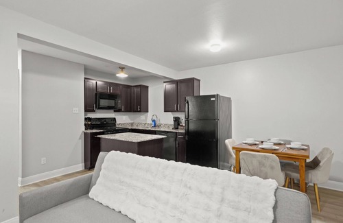 Hyde Park Apartment | 5 Mins to DT-500Mbps WiFi-Parking-W/D-KingBed-TV!