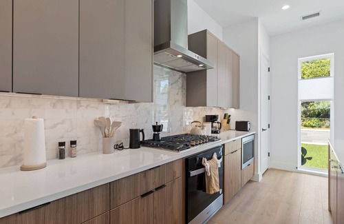 West Dallas House | 5 Mins to DT Dallas, Sleeps 14, Fast Wi-Fi + Office Space, Hot tub, Ping Pong