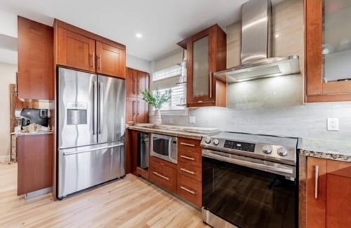 Pickering House | 5 mins to Pubs, beach, waterfront trail and GO station to downtown TO