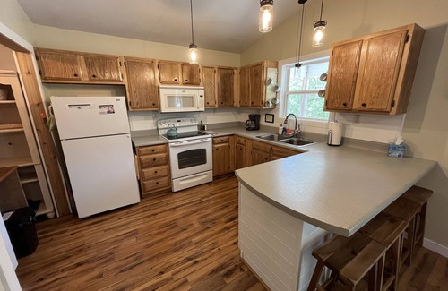 Colington House | 5 mins to Sound and Beach! Pet friendly & perfect for couples and small fam!