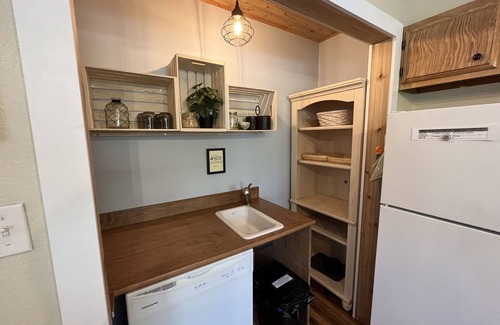 Colington House | 5 mins to Sound and Beach! Pet friendly & perfect for couples and small fam!