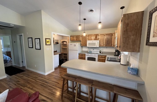 Colington House | 5 mins to Sound and Beach! Pet friendly & perfect for couples and small fam!