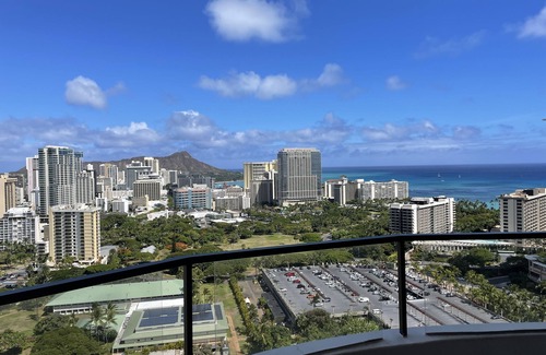 McCully - Moiliili Condo | 5 mins to the Beach/OCEAN+Mt View. Centrally located in Waikiki