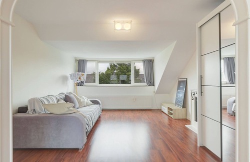 Bohemen en Meer en Bos Apartment | 5 minute walk to beach! Cozy top bedroom apartment.