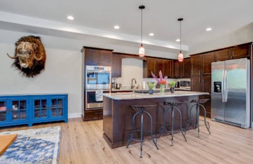 South Addition Condo | 5 minute walk to downtown. Upscale alaskan decor.