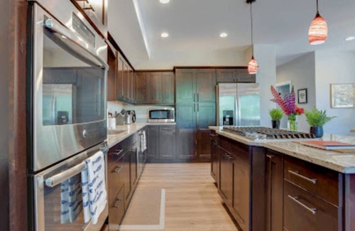 South Addition Condo | 5 minute walk to downtown. Upscale alaskan decor.
