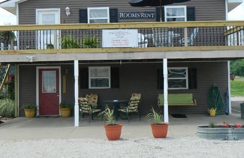 Dale Apartment | 5 minutes from Holiday World/Splashin' Safar - sleeps 16 Holiday Guest House