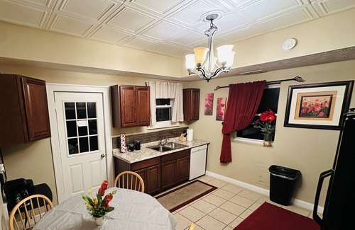 Williamstown Apartment | 5 minutes from the Ark! Pet friendly