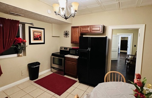 Williamstown Apartment | 5 minutes from the Ark! Pet friendly