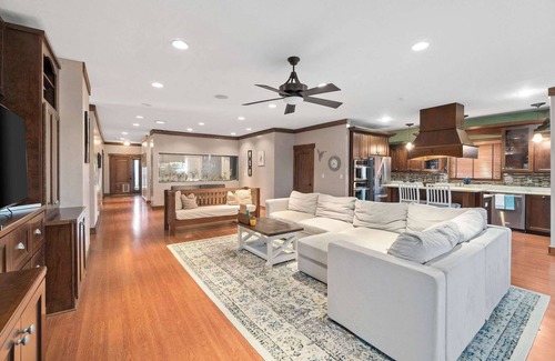 Clarksville House | 5 Minutes to Campbell - Clarksville Craftsman