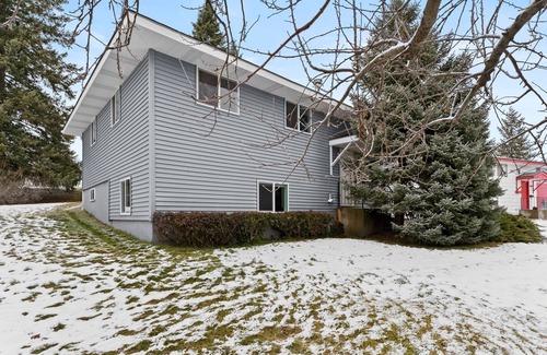 Cheney House | 5 minutes to EWU! Large home backing to scenic wheat fields!