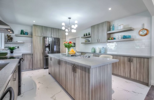 The Peanut House | 5 minutes to Fairview Mall/401/DVP! Cozy Family Sized House!