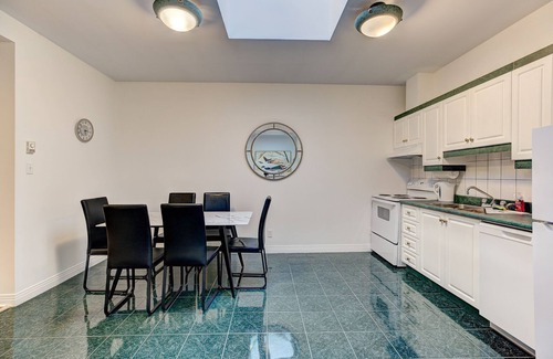 Quartier des Spectacles Apartment | 5 minutes to the Lafontaine Park!nWelcome to Chateau Sherbrooke's SkyView Condo.