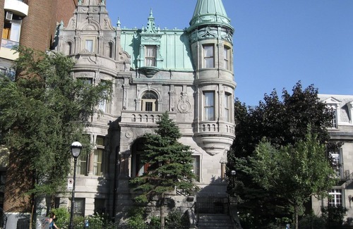 Quartier des Spectacles Apartment | 5 minutes to the Lafontaine Park!nWelcome to Chateau Sherbrooke's SkyView Condo.