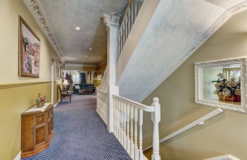 Quartier des Spectacles Apartment | 5 minutes to the Lafontaine Park!nWelcome to Chateau Sherbrooke's SkyView Condo.