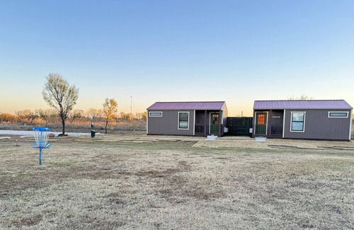 Cache Cabin | 5 minutes to the Wichita Mountains, Ruffled Feathers Cabin, pet friendly Cache