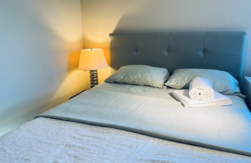Fort Gary Bed & Breakfast | 5 minutes to Walmart, Costco, IKEA, Outlet, MITT, queen bed with working station