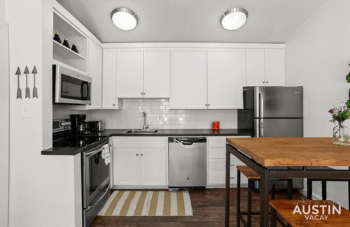 Barton Hills Apartment | 5 Minutes to Zilker & Barton Springs with Parking!