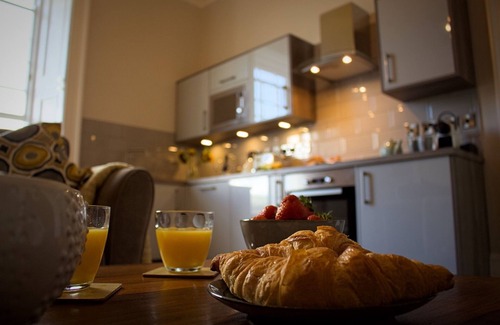 Stirling Apartment | 5 minutes walk from the station and local amenities.