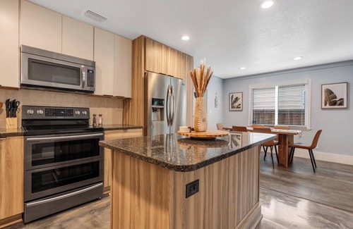 Wadeview Park House | 5★ SODO Home, Guest Fave,PetsOk, Game Room, BBQ, Fire Pit,Netflix, Popcorn Maker