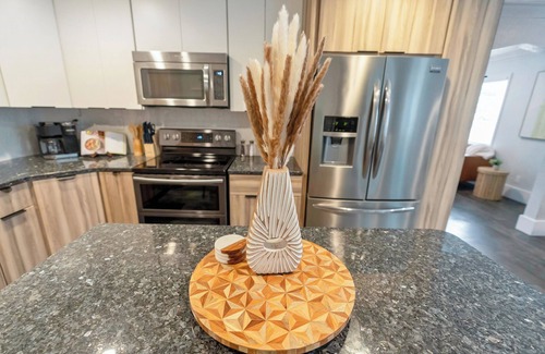 Wadeview Park House | 5★ SODO Home, Guest Fave,PetsOk, Game Room, BBQ, Fire Pit,Netflix, Popcorn Maker