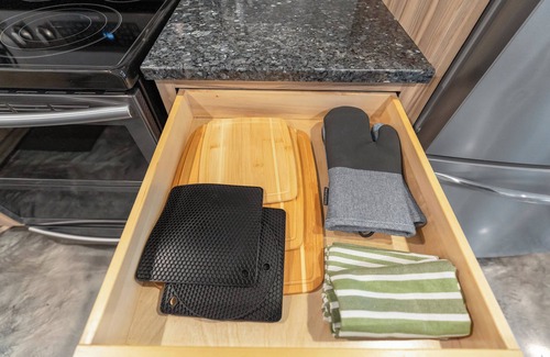 Wadeview Park House | 5★ SODO Home, Guest Fave,PetsOk, Game Room, BBQ, Fire Pit,Netflix, Popcorn Maker