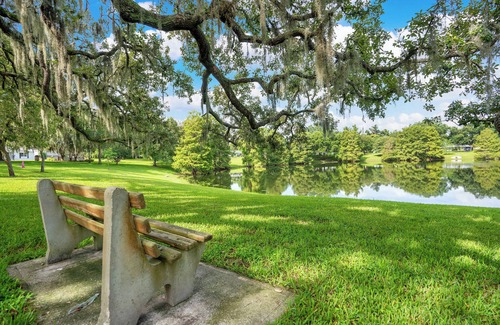 Wadeview Park House | 5★ SODO Home, Guest Fave,PetsOk, Game Room, BBQ, Fire Pit,Netflix, Popcorn Maker