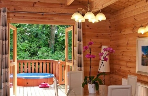 Winchester Cabin | 5 star, award winning Lodge with luxurious hot tub (sleeps 4)