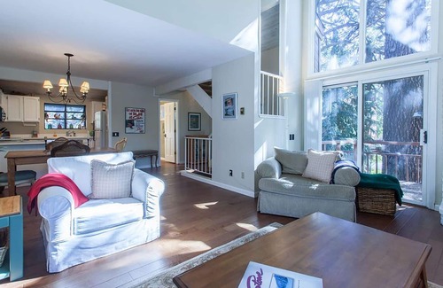 Mammoth Lakes House | [5 Star] Bright, Spacious & Conveniently Located