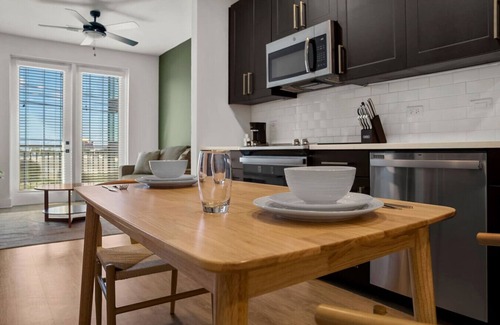 Oakford Park Apartment | 5 Star Building and Location | Pool/Gym | Midtown!