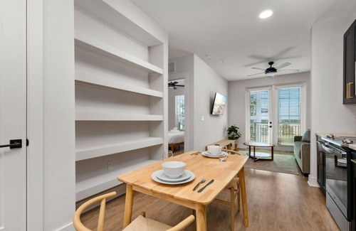 Oakford Park Apartment | 5 Star Building and Location | Pool/Gym | Midtown!