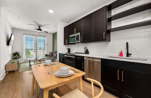 Oakford Park Apartment | 5 Star Building and Location | Pool/Gym | Midtown!