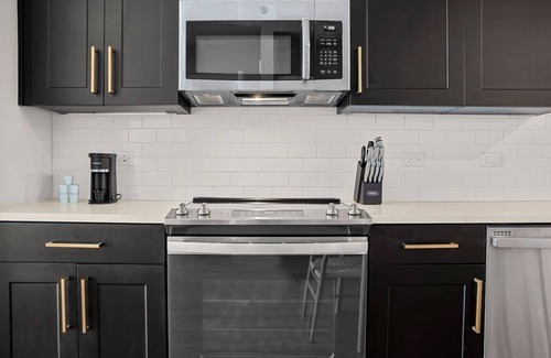 Oakford Park Apartment | 5 Star Building and Location | Pool/Gym | Midtown!