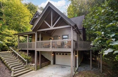 Rambling Ridge Apartment | 5 STAR Cabin with views & hot tub