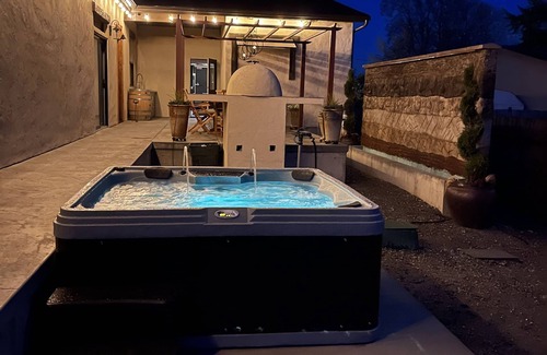 East Wenatchee Villa | 5 Star getaway, spa bath, 2 game rooms, hot tub, gourmet kitchen & pizza oven