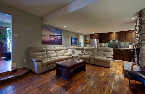 Winfield House | 5-star Okanagan Winter Getaway Pet Friendly, Steam, Sauna, Fireplace, Ski Hills