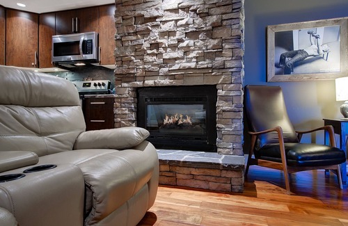 Winfield House | 5-star Okanagan Winter Getaway Pet Friendly, Steam, Sauna, Fireplace, Ski Hills