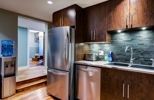 Winfield House | 5-star Okanagan Winter Getaway Pet Friendly, Steam, Sauna, Fireplace, Ski Hills