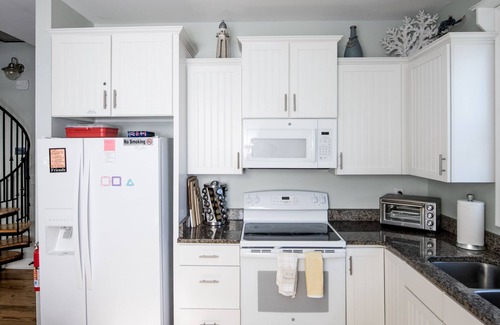 Atlantic Beach House | 5 Star Reviews Luxury House Pool, Steps from Ocean, Sleeps 6, Premier Host