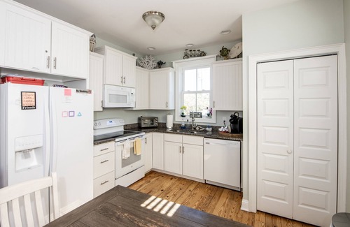 Atlantic Beach House | 5 Star Reviews Luxury House Pool, Steps from Ocean, Sleeps 6, Premier Host