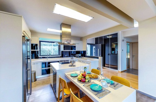 Kontomari Villa | 5' to Beach/Private Heated Pool/Seaview/Gym