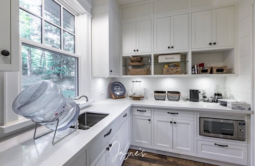 Seguin Cottage | 5-year old, Luxury Build on Joe! Immaculate Main + Guest Cottage! Tennis!