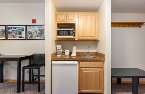 Mountain House Condo | 5087 Gateway Home by RedAwning