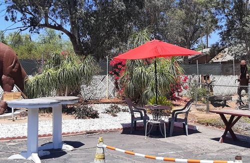 Moreno Valley Apartment | 50s-Vibe Aparthotel with Full Kitchen near Lake Perris
