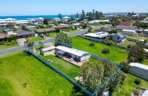 Hayborough House | 52 Albatross Ave Chiton - No Linen Included