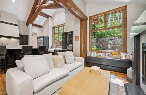 Avon House | 536 Elkhorn - 5 Bedroom Residence