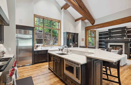 Avon House | 536 Elkhorn - 5 Bedroom Residence