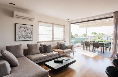 Glyfada Apartment | 5BD 2 Level Beachfront Luxury Apt by the Olon
