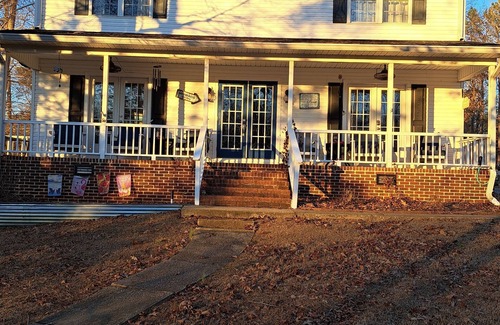 Wedowee House | 5bd/2ba lakefront home with dock, close to town