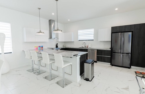 East Naples House | 5bdr/5.5ba Modern Oasis with outdoor Gym, Cold Plunge, Heated Pool & Jacuzzi